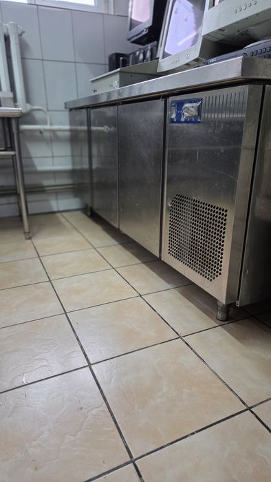 Стол  холодильник  большой