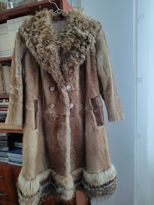 Vand un cadou special, haina de blana de vulpe, croi delicat, feminin.
