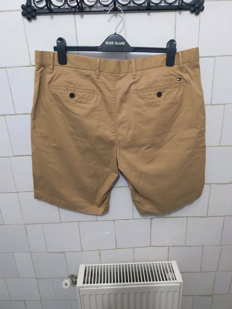 Pantaloni scurți marca Tommy Hilfiger culoare crem mărime 38
