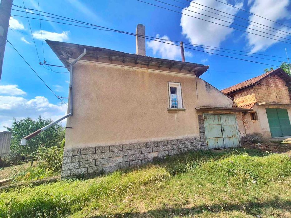 Къща в тихо и спокойно село .