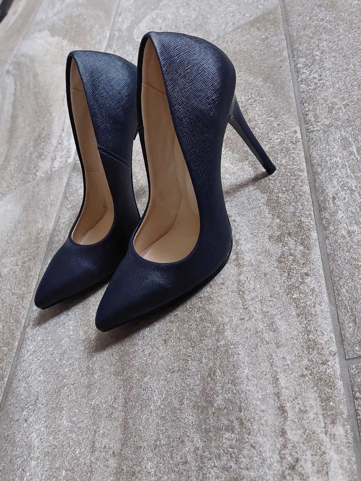 Елегантни обувки в тъмно синьо