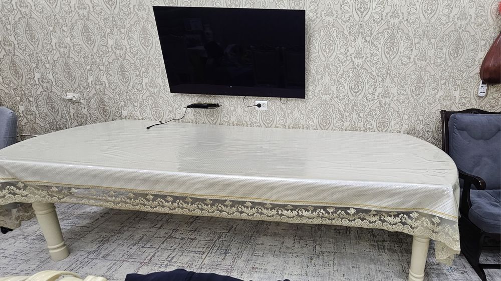 Стол  гостиной...