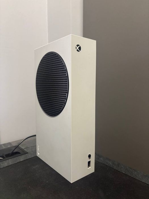 Продаю Xbox Series S в идеальном состоянии