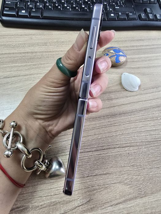 SANLMSUNG Z FLIP 4 256 GB.като нов