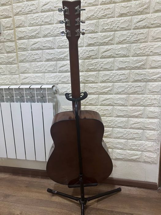 Продаётся акустическая гитара Yamaha