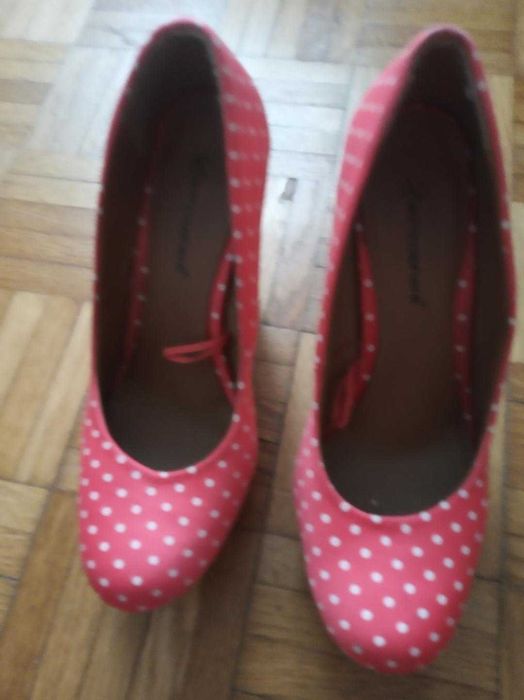 Pantofi diverse culori