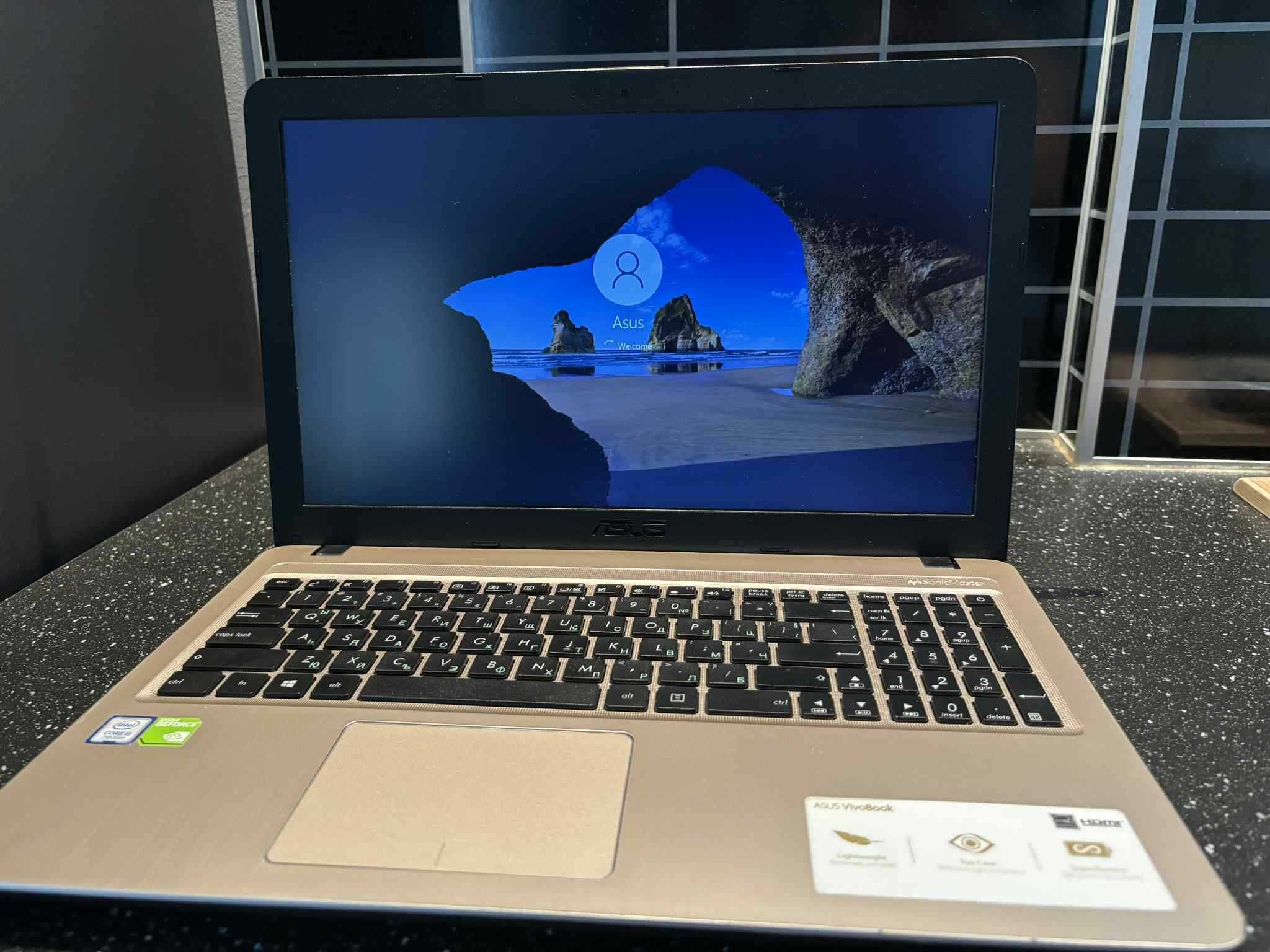 Лаптоп ASUS VivoBook X540U-DM543