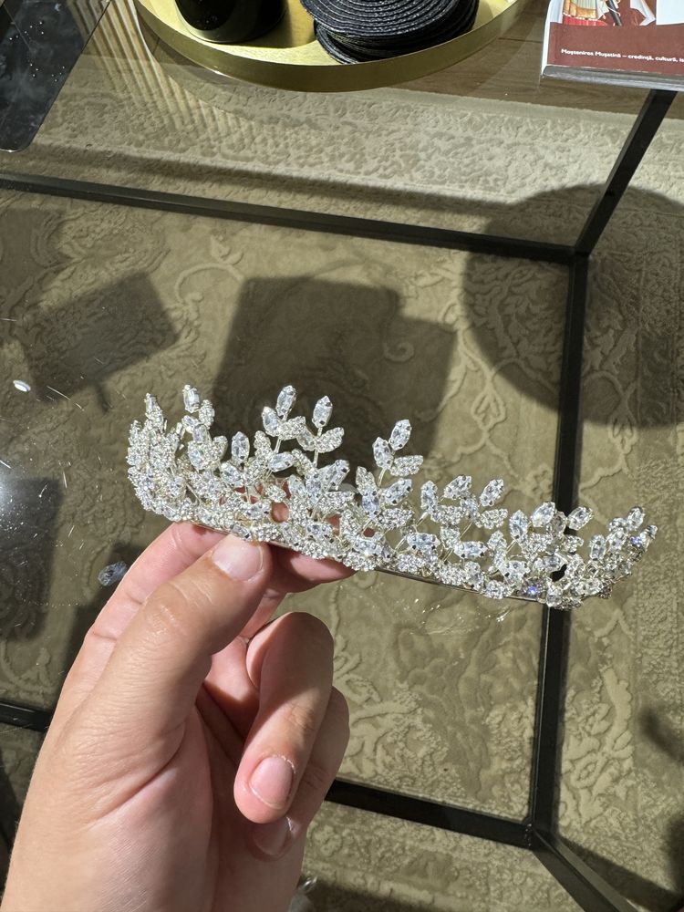 Vand coronita pentru mireasa
