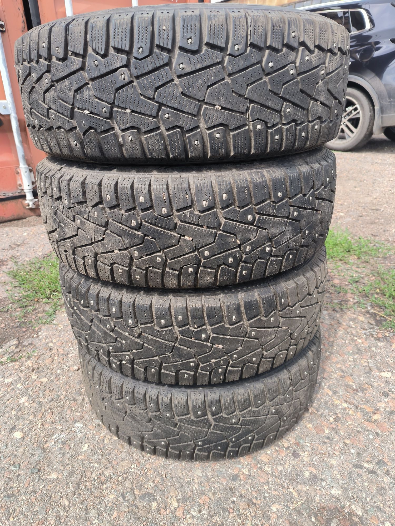 Продам шипованную резину r 15