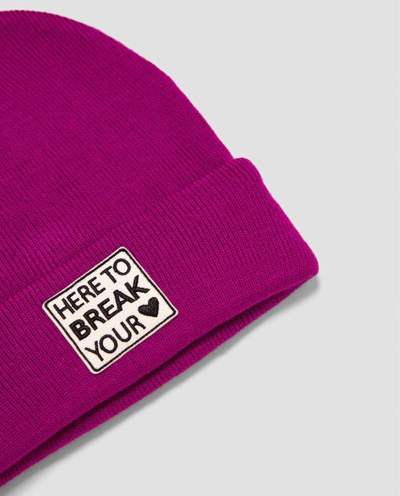 Zara чисто нова плетена шапка с надпис