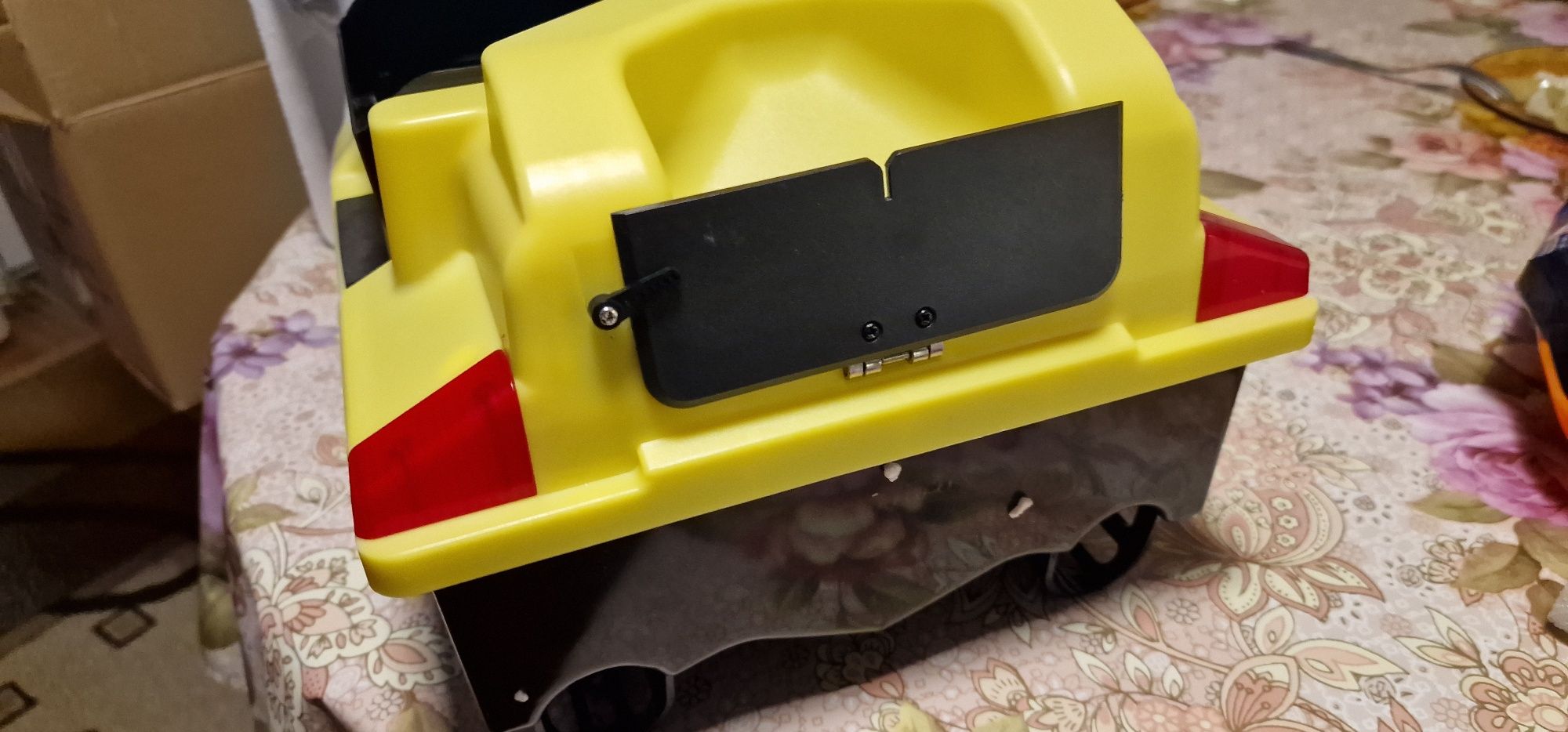 Лодка за захранка и нанасяне с GPS кординати чисто нова в кашона