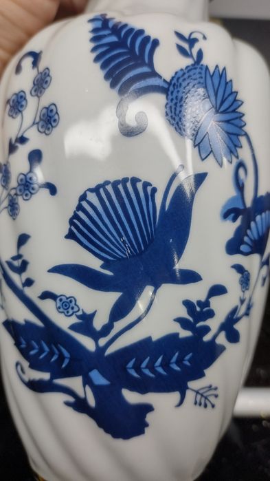 Ваза с декор син лук, без маркировка. Шарка едностранно, релеф и злато