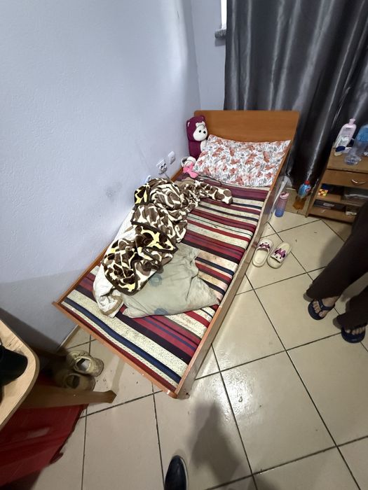 Односпальный кровать и шкафы