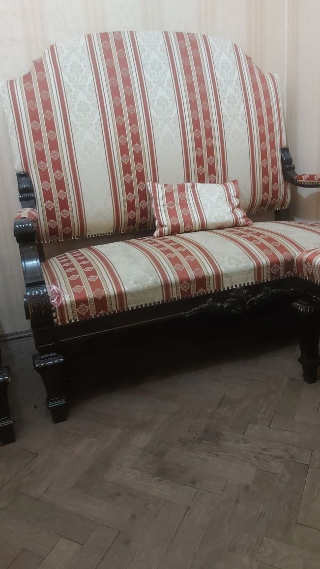 Vând mobilă lemn masiv,în stare bună