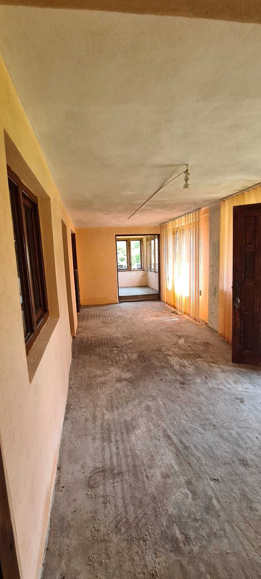 Casă solidă P+1 La gri + teren intravilan și extravilan generos
