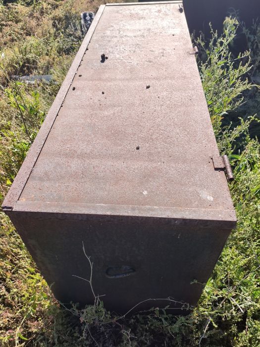 Железный ящик с крышкой