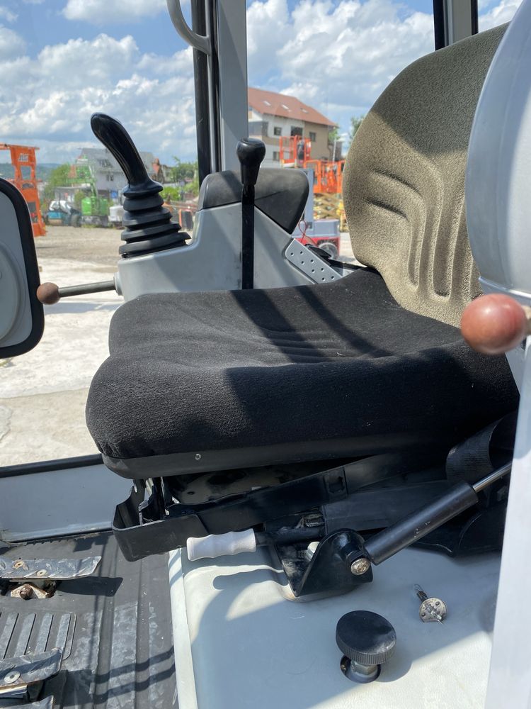 Miniexcavator 2,5 tone senile retractabile cu inclinare cabina