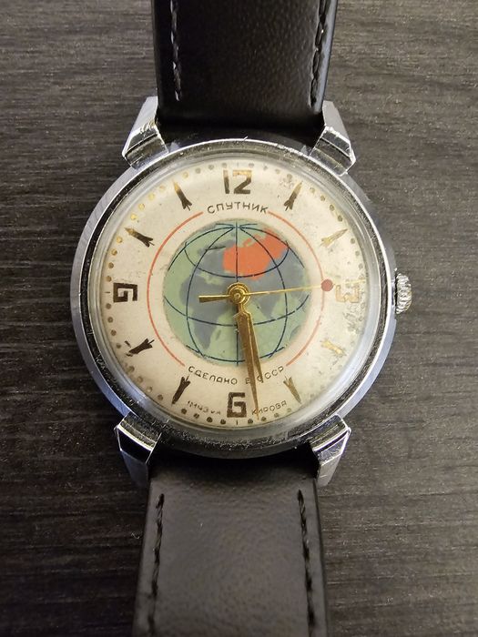 Ceas mecanic sovietic Sputnik 2408, anii ’50, model rar, 16 rubine.