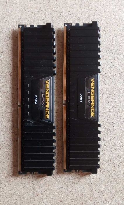 Материнская плата, процессор, оперативка и блок питания.