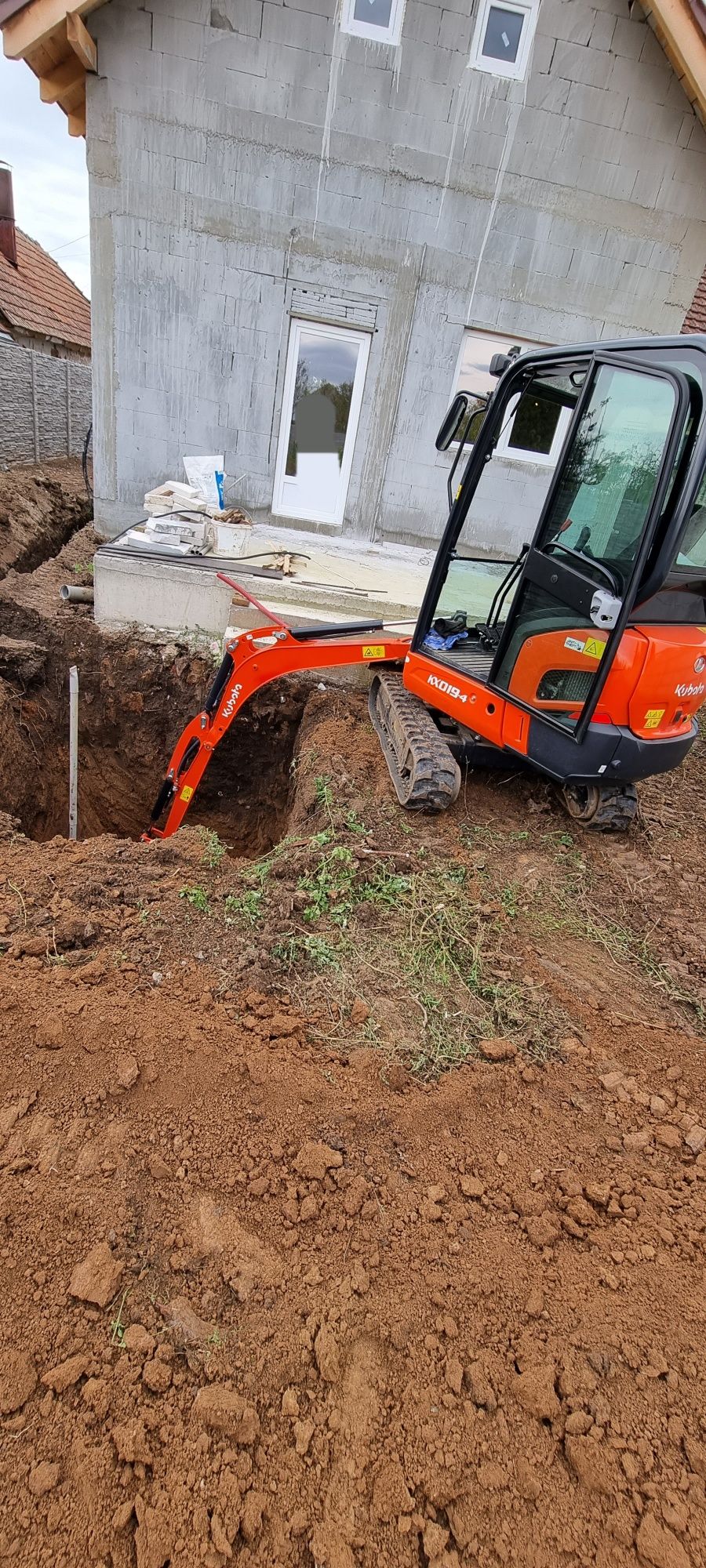 Execut lucrări cu miniexcavator