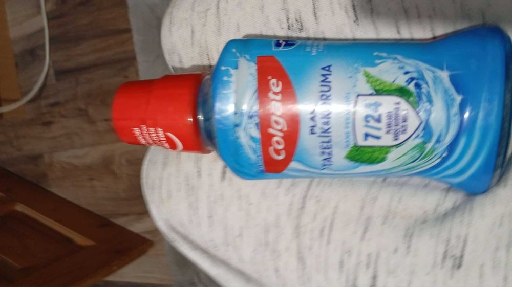 Vand apă de gură colgate