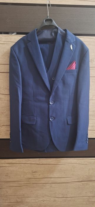 Костюм тройка на 12-13лет.Цвет синий.состояние отличное