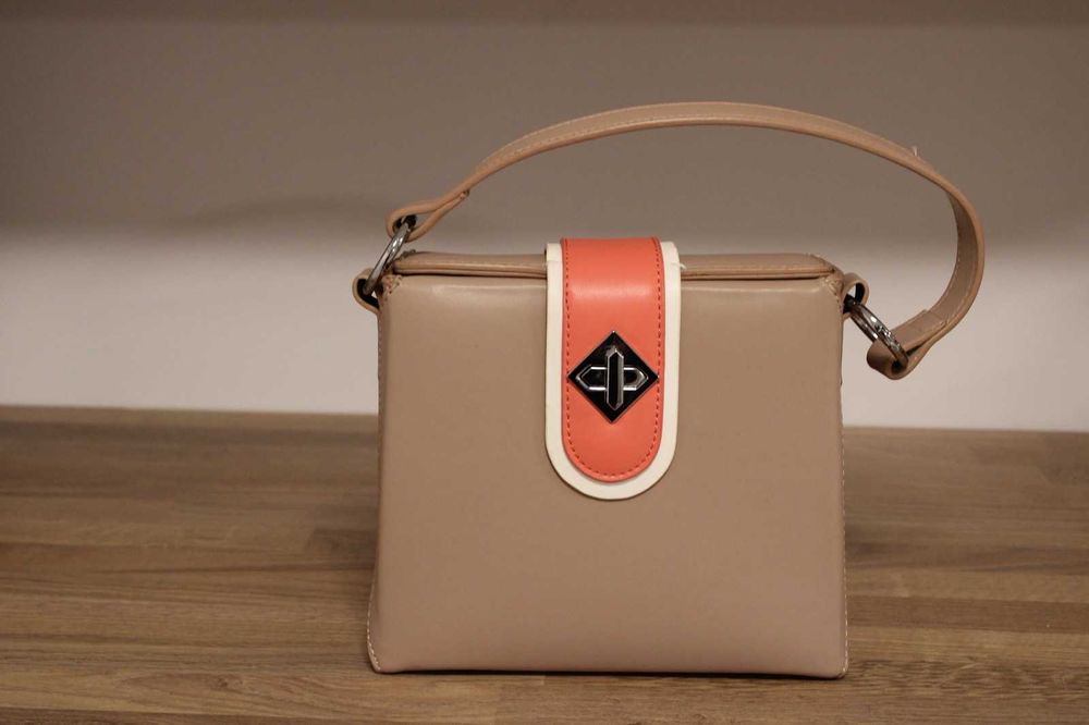 Малка, функционална чантичка