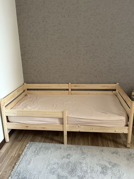 Детская кровать с матрасом (новым)