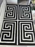 Vand covor alb cu negru.