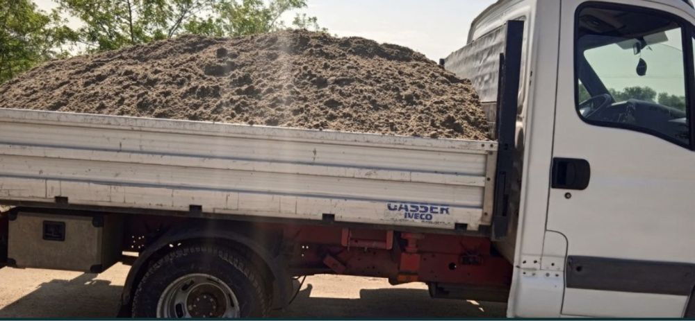 Nisip pietriș pământ negru