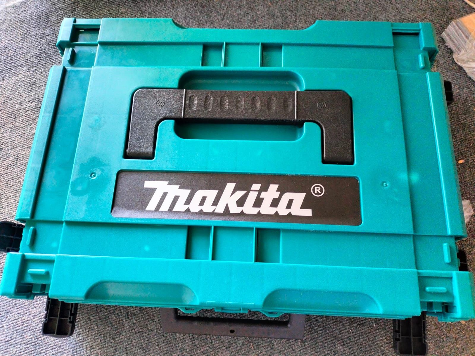 Продам строительный набор инструментов Makita