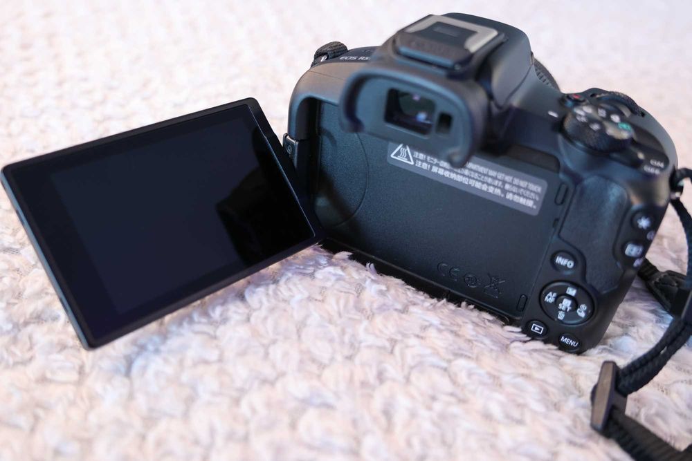 Canon R50 + Canon RF-S 18-45mm f / 4.5-6.3 IS STM с Гаранция до 2026