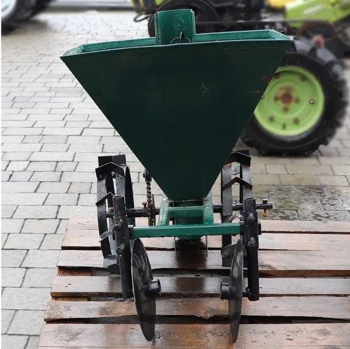 Masina de plantat cartofi cu fertilizator pentru motocultor nou