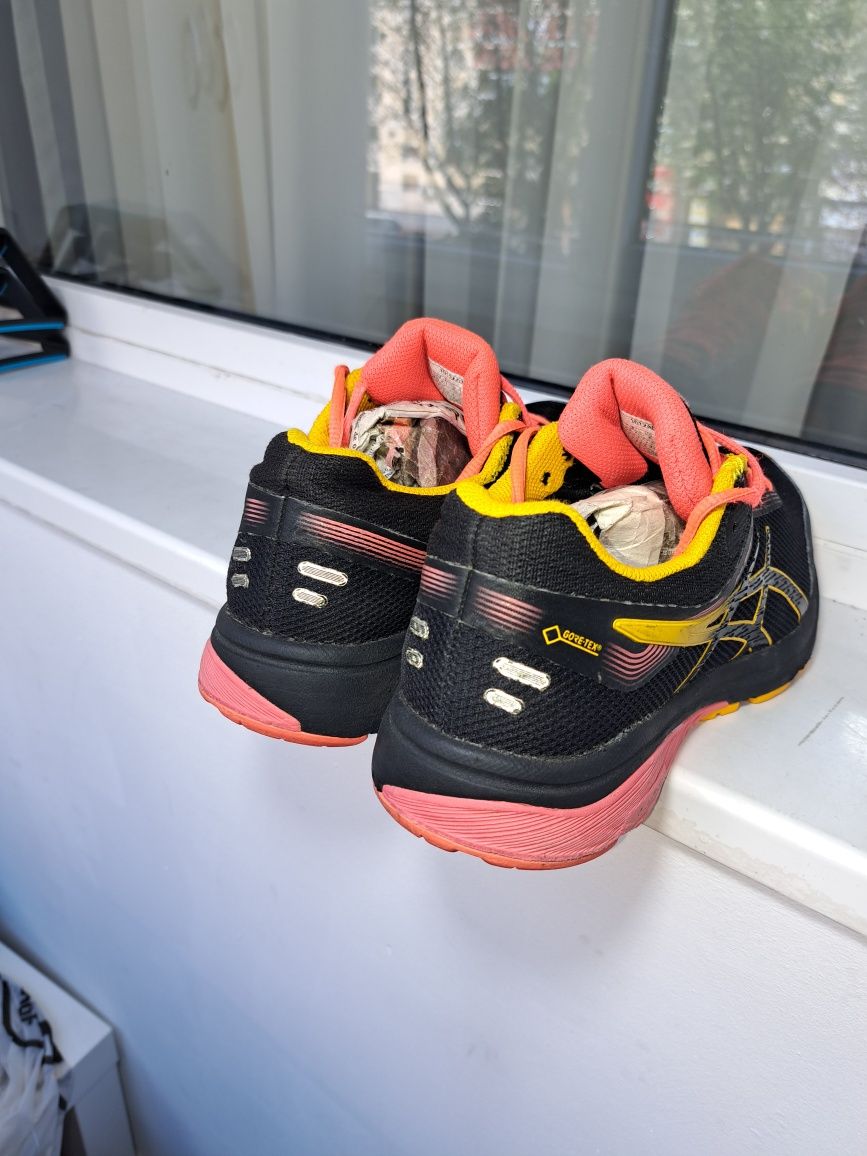 Vând pantofi sport Asics Gt 1000 cu Gore-tex nr 39