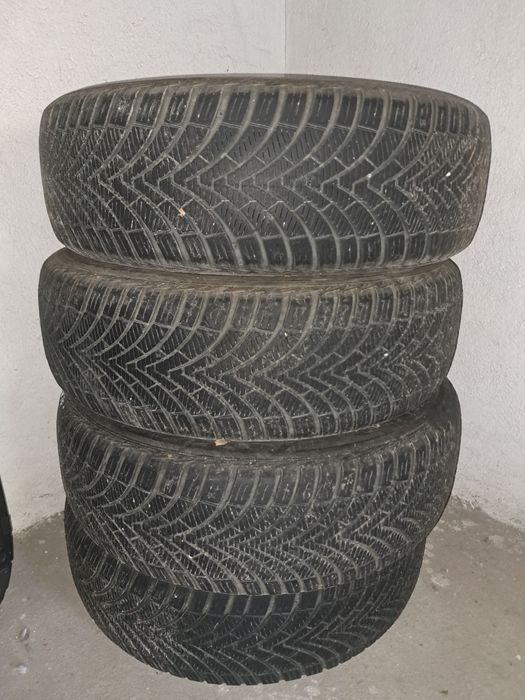 Kumho 225/60/18 - всесезонни гуми