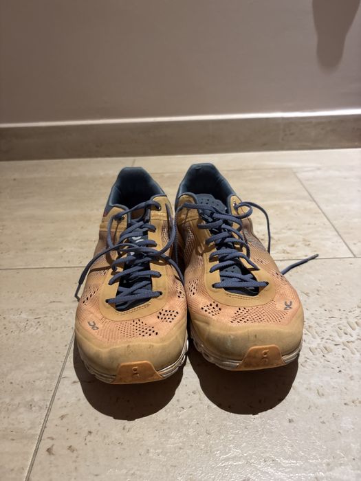 Продавам обувки на cloudnova