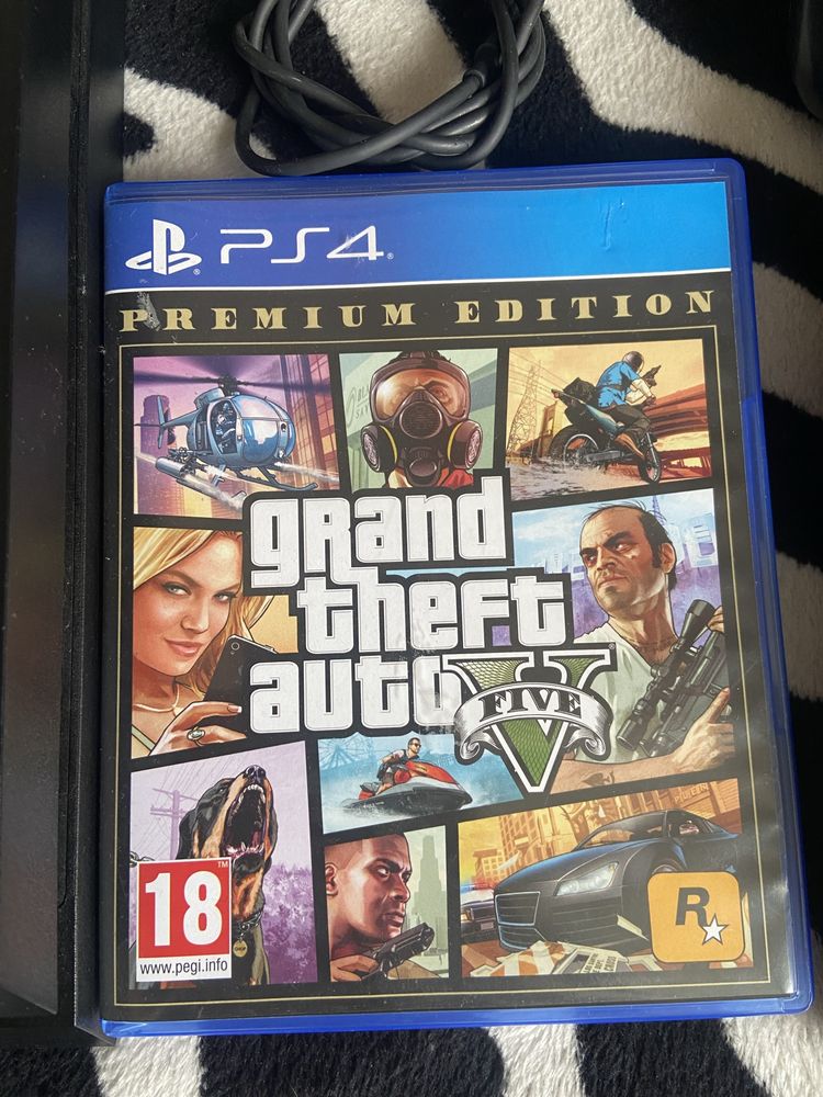 Vând PS4 1TB+Gta V + 4manete