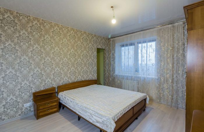 Поклейка обоев 700