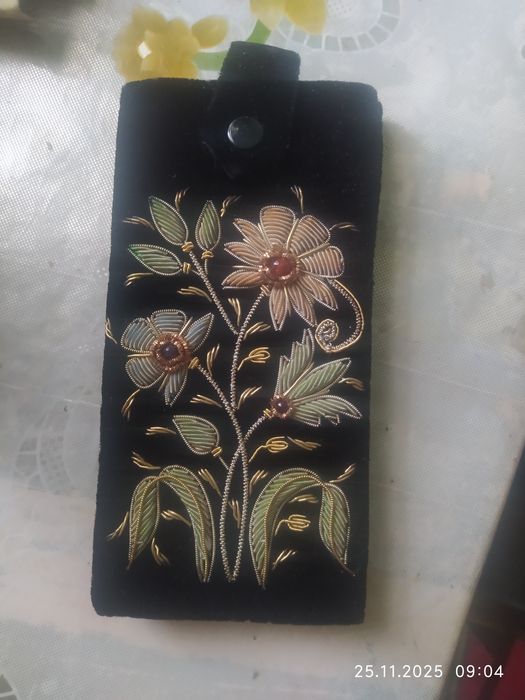 Продам бархатный очешник. Вышит металлической нитью.