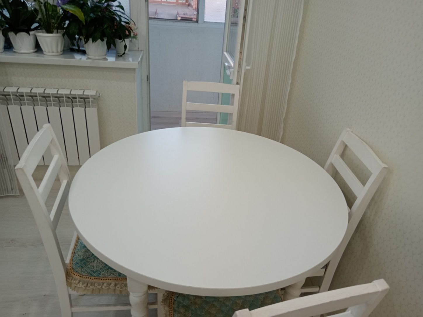 Продам кухонный белый, чистый, круглый стол. В хорошем качестве. Новый