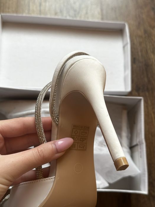 Дамски обувки на ток с камъчета