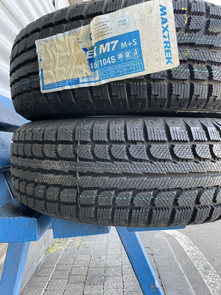 Продавам 2бр Гуми Maxtrek 205/70/15C чисто нови зимни