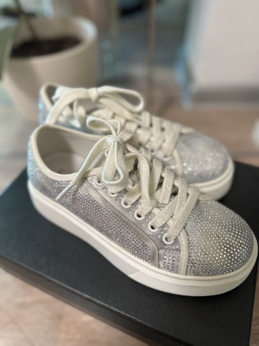 Дамски спортни обувки от текстил с камъни – бял цвят