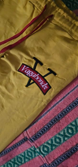 pantalon trening scrie pe ei vagabonds