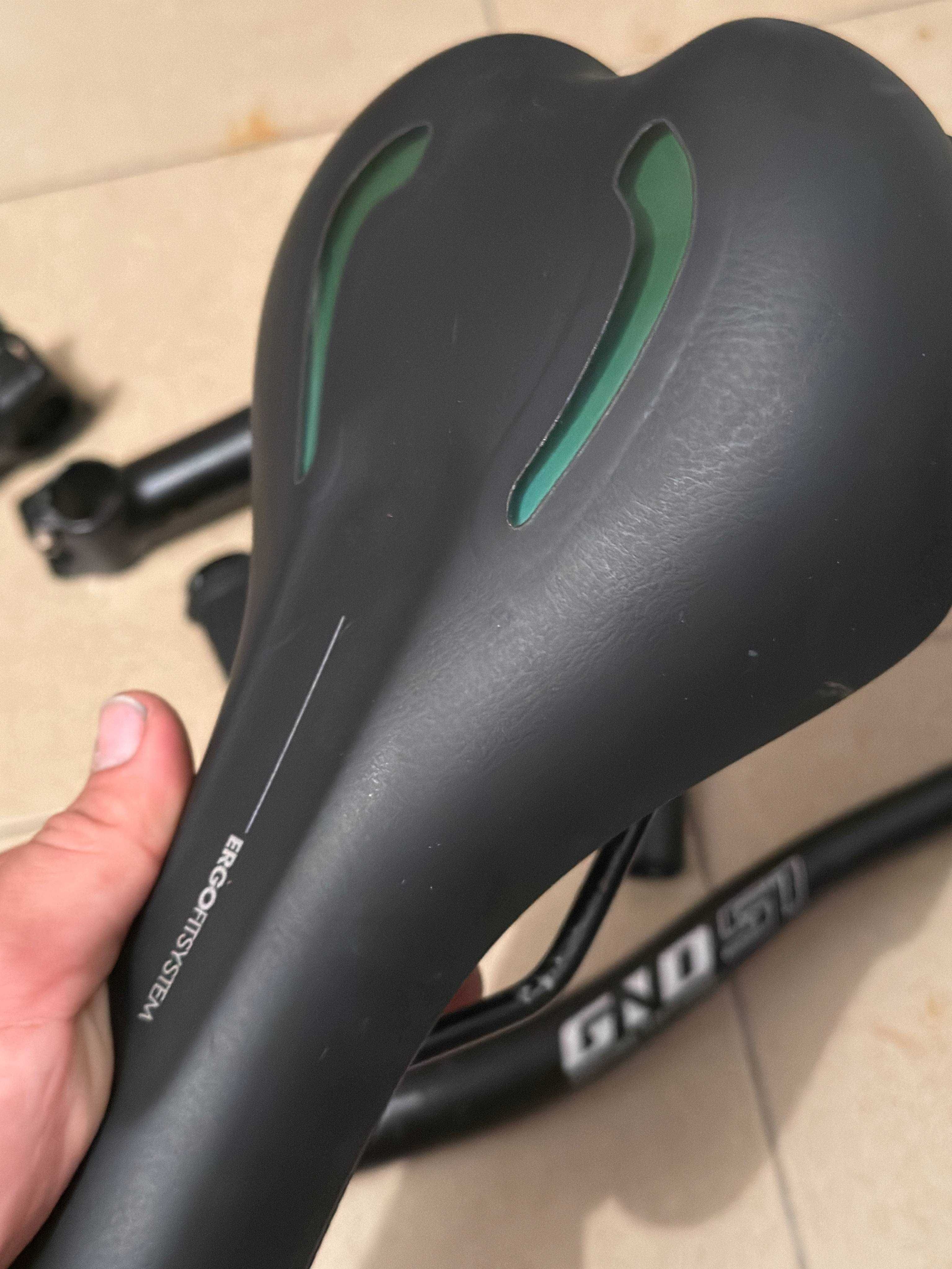 Вилка Suntour XCR, грипове Ergon, дропър, спирачка SRAM DB8