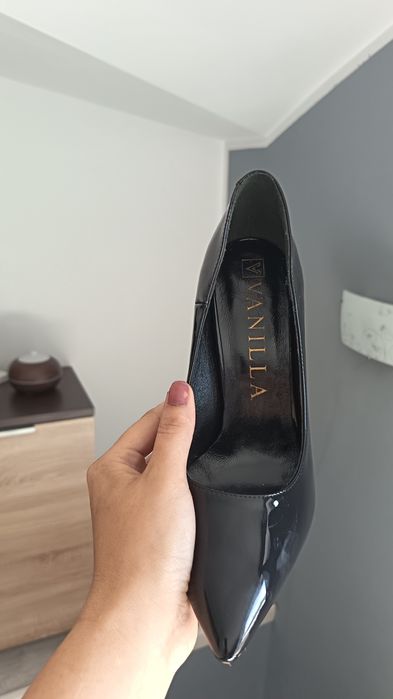 Vând pantofi stiletto negru lăcuit Nr 38