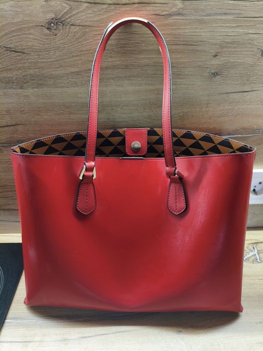 Женская красная сумка Emporio Armani с клетчатой подкладкой