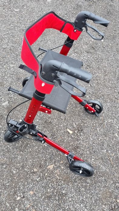 Cadru mergator pe roți persoane cu dizabilități