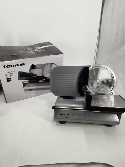 Чисто нова колбасорезачка TAURUS CUT MASTER

Мощност: 150 W

19 см диа