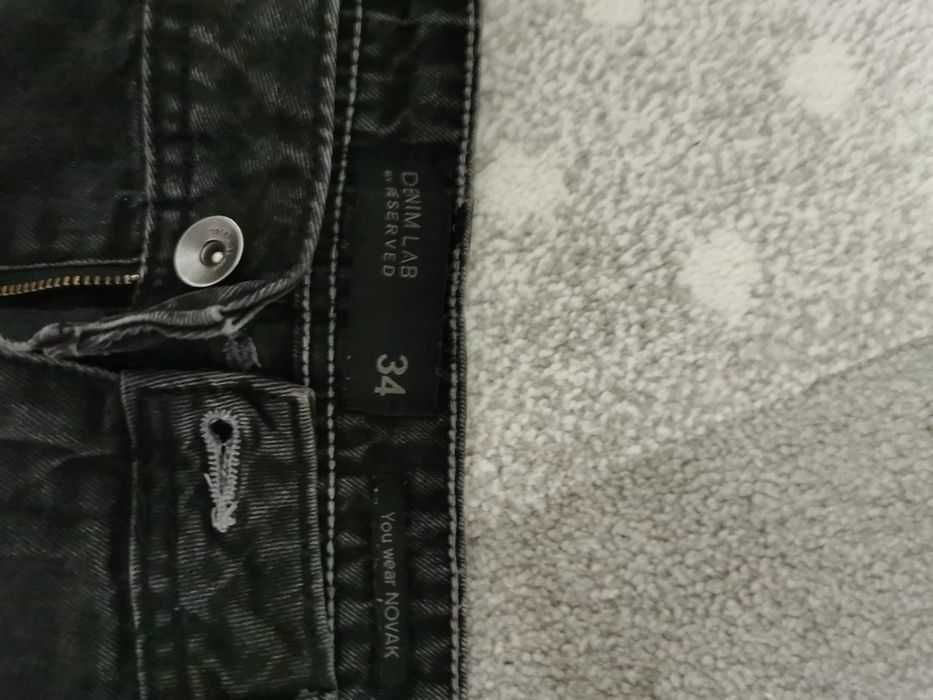 Blugi reserved și scurti